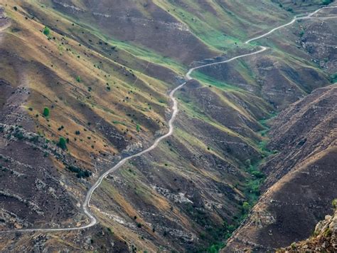 Premium Photo Mountain Serpentine Through Ribbed Mountain Peaks A