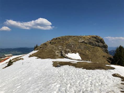 Colline Alpine Ebenalp Dans La Gamme De Montagne D Alpstein Et Dans La