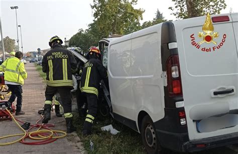 Violento Scontro Tra Un Furgone E Una Corriera Due Morti E Tre Feriti