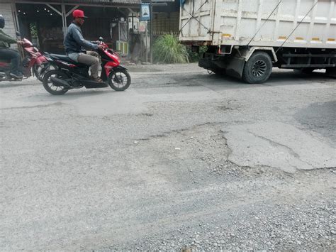 Proyek Pengaspalan Tambal Sulam Di Jln T Amir Hamzah Hancur