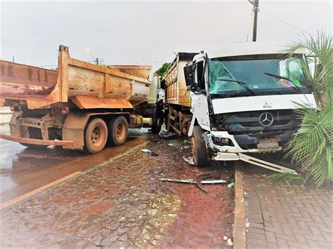 Tr S Caminh Es Se Envolvem Em Acidente Na Avenida Dos Pinheiros Em