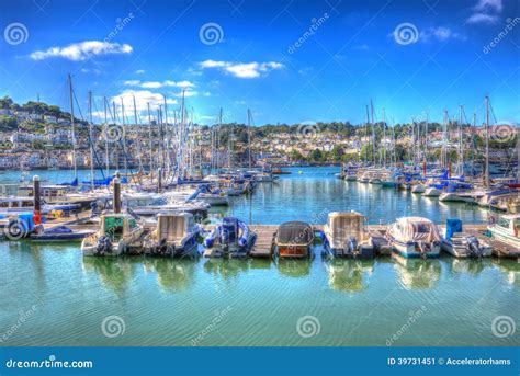 Los Barcos Y Los Yates Amarraron En Puerto Deportivo Con El Cielo Azul