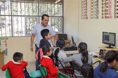 Entrega equipos de cómputo el Ing Iván Zarate a alumnos y maestros en