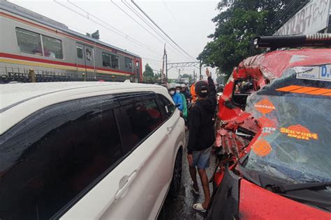 Angkot Tertabrak Krl Di Depok Antara News Megapolitan