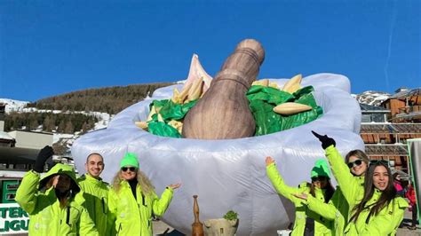 Il Mortaio Gigante Arriva A Milano Isola Del Pesto In Darsena Con