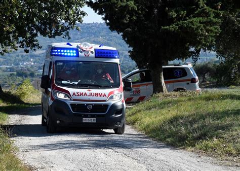 Incidente Mortale Pesaro Cade Dal Trattore Che Si Ribalta E Muore