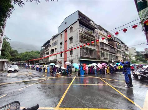 松山慈惠堂今起2天贈快篩！首日雨中排隊人龍景象曝 生活 自由時報電子報