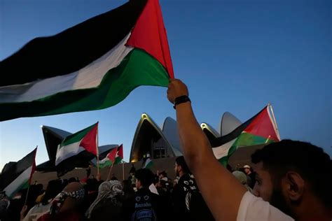 Pro-Palestine protesters scale roof of Australia’s Parliament | FMT