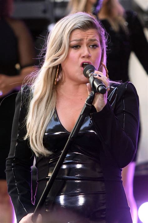 Kelly Clarkson Performs At Today Show Concert Series In New York 0608