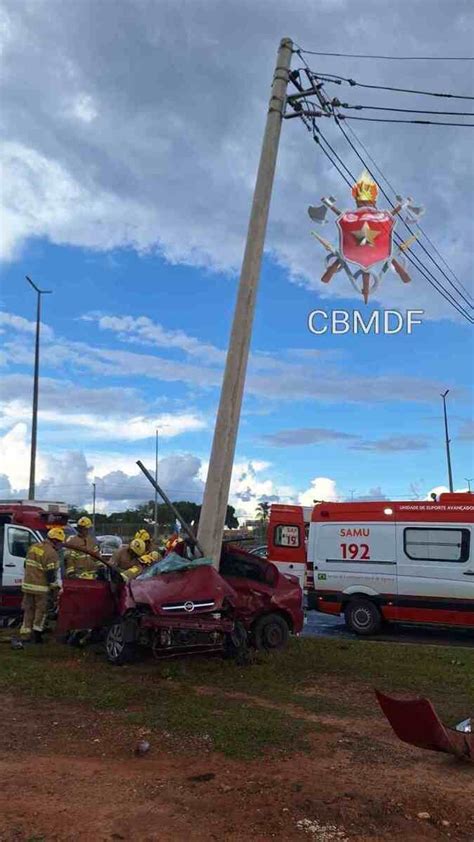 Taguatinga Homem Bate Carro Em Poste E Fica Preso Nas Ferragens