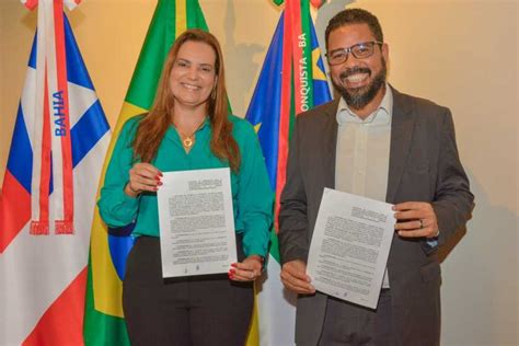 Prefeita Sheila Lemos em reunião a Via Bahia cobra início das