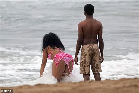 Sza Wows In Pink And White Patterned Bikini As She Frolics With