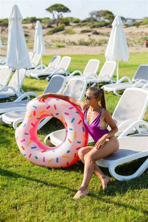 Una Joven Esbelta Sostiene Un C Rculo Inflable En Sus Manos De Pie