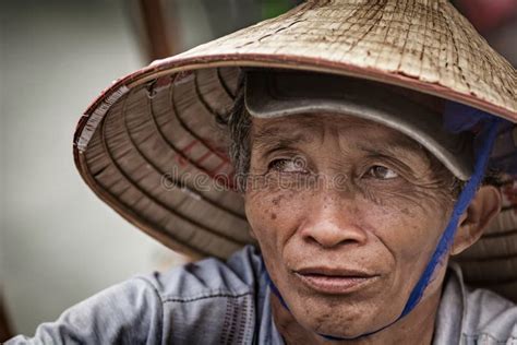 Retrato Ascendente Cercano O Un Hombre Vietnamita Foto Editorial