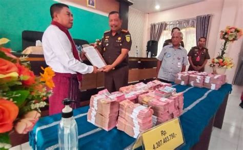 Kejari Kupang Serahkan Uang Hasil Lelang Barang Rampasan Korupsi Rp4 3