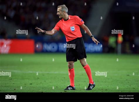 Referee Martin Atkinson Stock Photo - Alamy