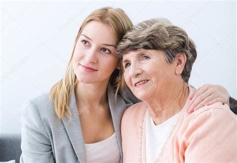 Vicinanza Intergenerazionale Delle Donne Foto Stock Foto Immagini