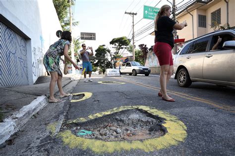 Motoristas Paulistanos T M Dificuldade Nas Ruas Por Causa Dos Buracos