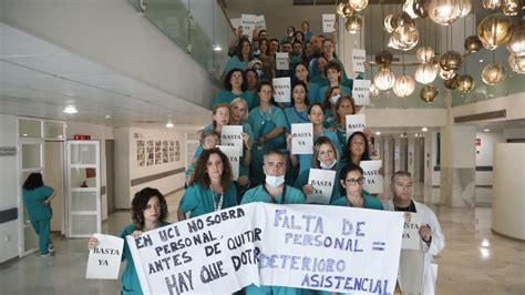 HOSPITAL REINA SOFÍA CÓRDOBA El personal de la UCI del hospital Reina