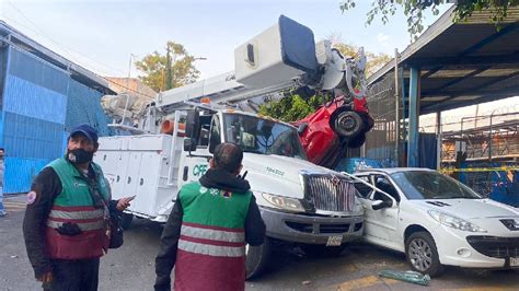 Gr A De La Cfe Choca Tres Veh Culos Y Un Puesto Ambulante Uno Tv