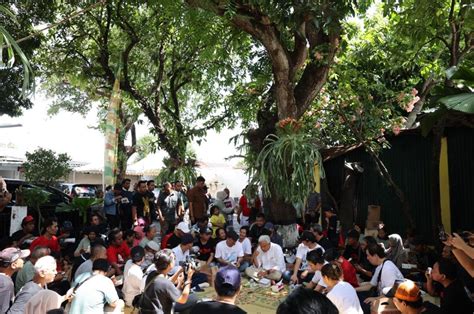 Keseruan Ganjar Makan Lesehan Bareng Warga Yogya Usai Kunjungi Pabrik