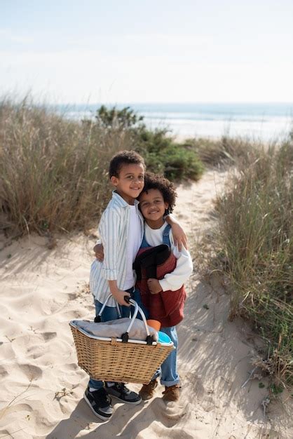 Retrato de niños afroamericanos felices en la playa hermano y hermana