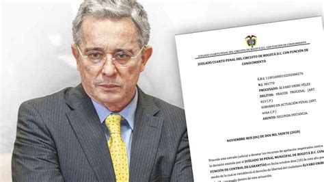 Documento de la sentencia que confirmó la libertad de Álvaro Uribe