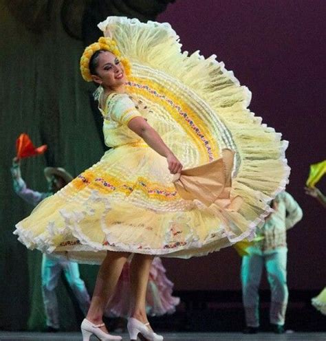 Beautiful Guerrero Folklorico Dancer Mexican Dresses Traditional