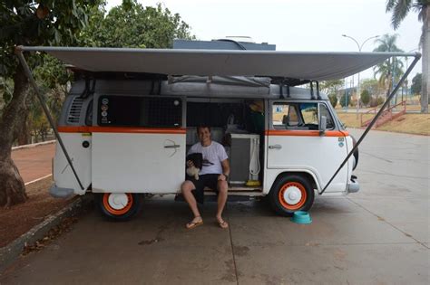 Bruno viaja de Kombi pelo Brasil e faz sucesso cãozinho Barão