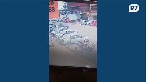 Vídeo batida entre dois veículos acaba em briga de trânsito no DF