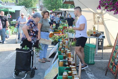 Piątek na targowisku w Koszalinie Zobacz co można znaleźć na