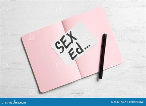 Notebook Com Texto Sex Ed Sobre Fundo Branco De Madeira Imagem De Stock Imagem De Igualdade