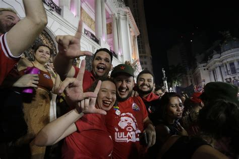 A Hora Da Festa Apoiadores De Lula Festejam Elei O Do Petista Em