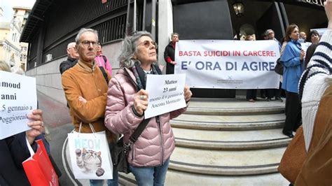 Suicidi In Carcere Flashmob Davanti Al Tribunale Di Genova Al