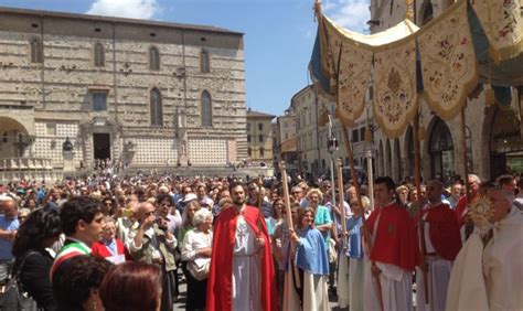 Perugia La Processione Del Corpus Domini Con Le Bande Musicali Si