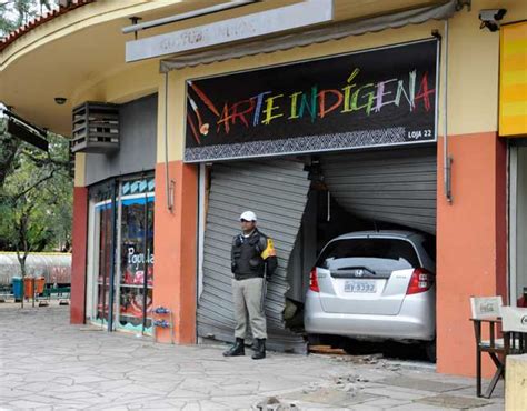 Nosso Bom Fim Carro Invade Loja