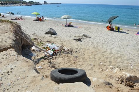 Discariche Vista Mare Viaggio Fra Le Spiagge Calabresi Il Degrado Da