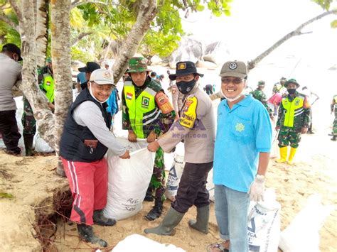 AKBP Ike Pimpin Gotong Royong Cegah Abrasi Pantai Di Batu Kasah