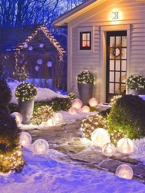 25 Most Awesome Outdoor Christmas Gardens | HomeMydesign