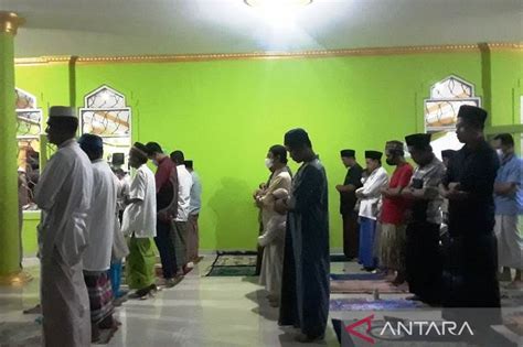 Umat Islam Biak Padati Masjid Shalat Tarawih Sambut Ramadhan Antara News