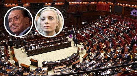 Cinque Minuti Di Standing Ovation E Applausi Per Silvio Berlusconi Alla Camera Ma Marta Fascina