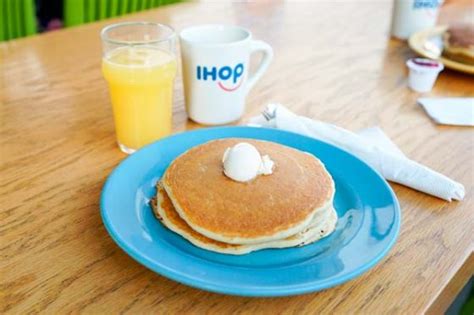 IHOP Celebra El National Pancake Day En Apoyo A AMANC