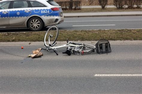 Poważny wypadek w Łochowie pod Bydgoszczą 52 letnia rowerzystka