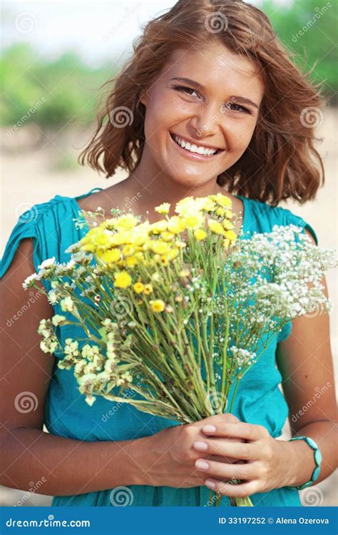 Fille Tenant Le Bouquet Des Fleurs Photo Stock Image Du Herbal Mode