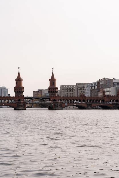 Puente de berlín oberbaumbrucke que conecta dos partes de la ciudad