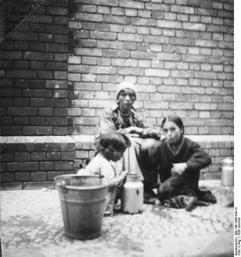 36 Rare Photographs Capture Everyday Life Of Roma People In Germany In