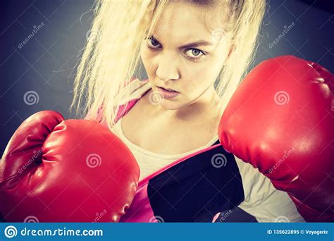 Guantes De Boxeo De La Mujer Que Desgastan Enojada Imagen De Archivo