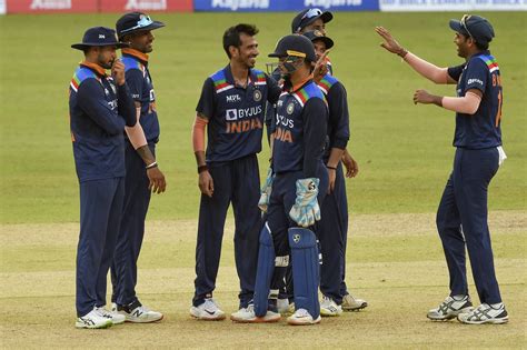 Yuzvendra Chahal is congratulated by his team-mates | ESPNcricinfo.com