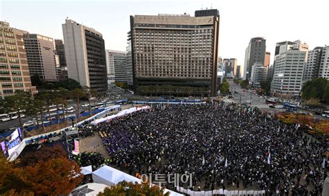 포토 이태원 참사 1주기 서울광장 가득 채운 유가족들과 시민들 이투데이