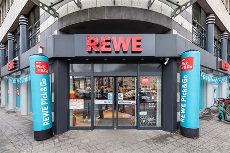 REWE eröffnet deutschlandweit größten hybriden Supermarkt in Köln